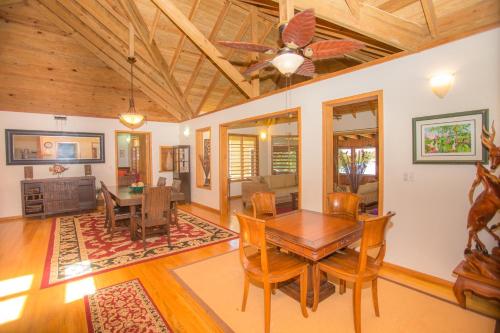 comedor y sala de estar con techo de madera en Casa de Admirada Home, en Sandy Bay