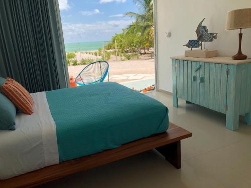 Tempat tidur dalam kamar di Playa 55 beach escape - adults only Guesthouse