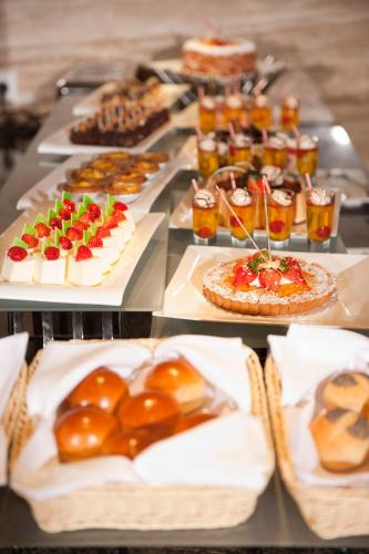 Felton Grand Hotel Chengdu في تشنغدو: طاولة طويلة بأنواع مختلفة من الحلويات
