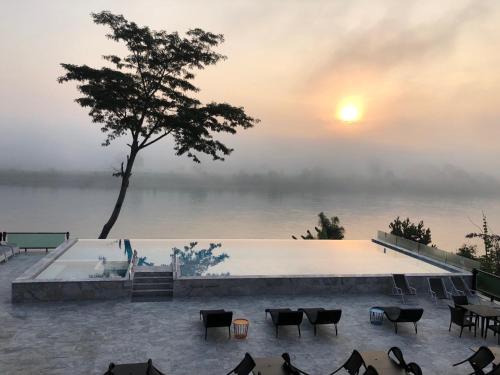 Foto dalla galleria di Chiangkhong Teak Garden Riverfront Onsen Hotel- SHA Extra Plus a Chiang Khong