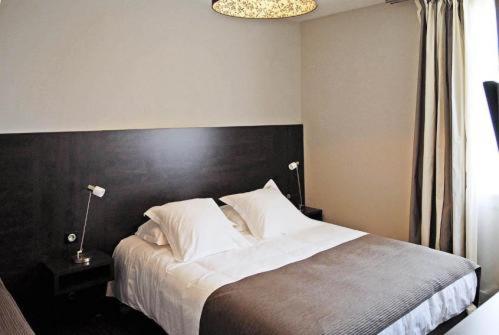 Postel nebo postele na pokoji v ubytování Hôtel Ronsard