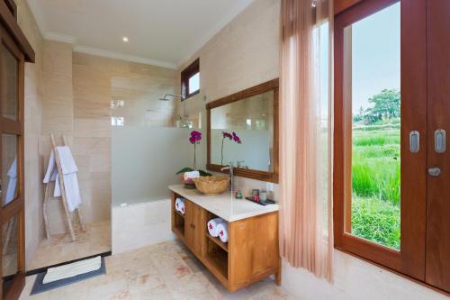 乌布Champaca Luxury Villas Ubud的带水槽和镜子的浴室