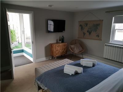a bedroom with a bed with two towels on it at Chapel Lodge - Roof top garden!Perfect for your family in Bath