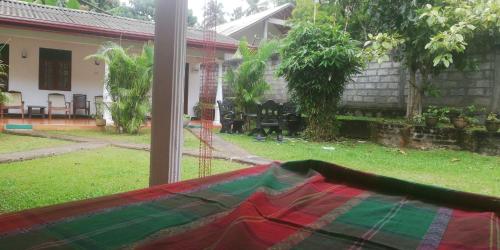 Taman di luar Lal Home Stay