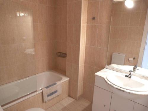 uma casa de banho com um lavatório, uma banheira e um WC. em Tierra de Mar 36 em Denia