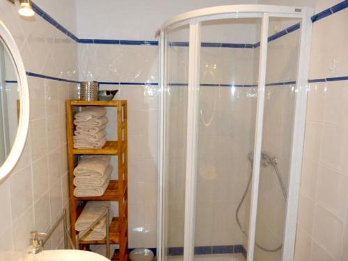 デニアにあるCabañas 59のバスルーム(シャワー、トイレ、タオル付)