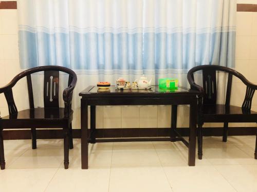 a table and two chairs and a table with a table and chairs at Thien Thanh Hotel in Vĩnh Long