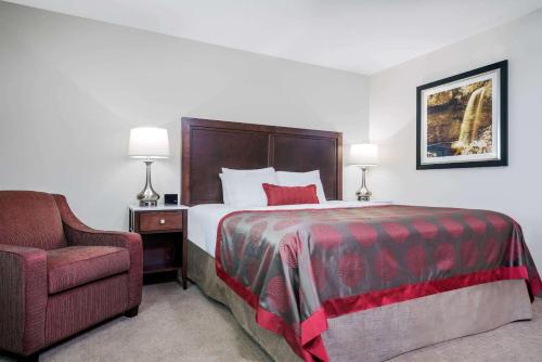 เตียงในห้องที่ Ramada by Wyndham Minneapolis Golden Valley