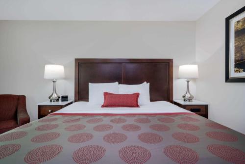 Ramada by Wyndham Minneapolis Golden Valleyにあるベッド