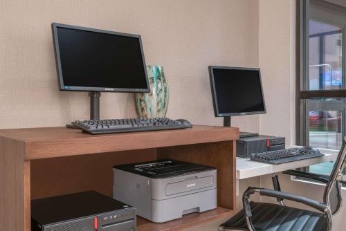 Ramada by Wyndham Minneapolis Golden Valleyにあるテレビまたはエンターテインメントセンター