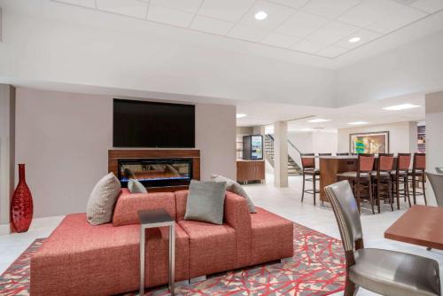 Ramada by Wyndham Minneapolis Golden Valley Image