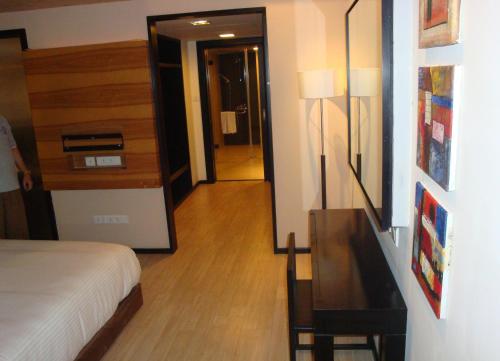 Postel nebo postele na pokoji v ubytování Davanam Sarovar Portico Suites