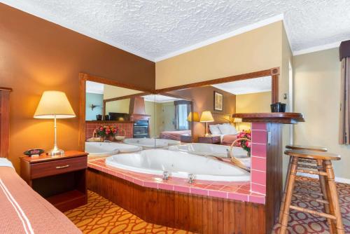 a large bath tub in a hotel room at Village Haven inn in Clarence