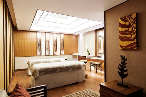 a bedroom with two beds and a skylight at Shangri-La Singapore in Singapore