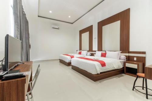 Tempat tidur dalam kamar di RedDoorz Premium @ Setiabudi Medan