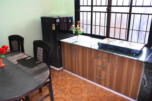 een keuken met een tafel en een aanrecht met een fornuis bij Sitapaila Home Stay and Apartment in Kathmandu