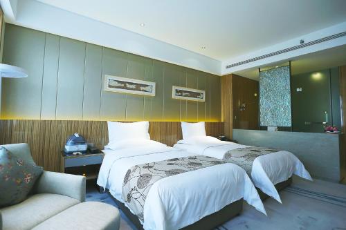 Un pat sau paturi într-o cameră la Yinchuan Xifujing Hotel