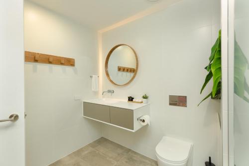 Un baño de Astina Suites, Forster