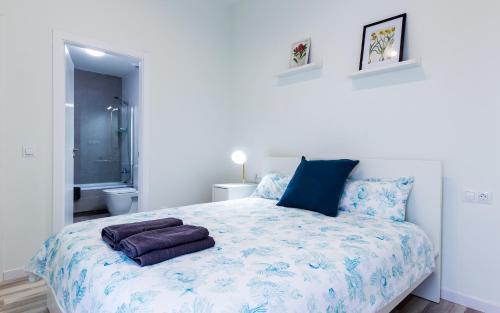um quarto com uma cama com toalhas em Encantador Piso Nuevo en el Centro de Alicante em Alicante