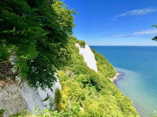 a view of the ocean from a cliff at MyHome Ruegen - Haus Johanneshorst in Ostseebad Sellin