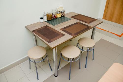カザンにあるMini-Hotel ZOOの木製テーブル(四脚付)