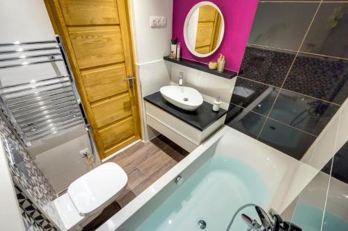 Kúpeľňa v ubytovaní Cozy Downtown Studio Apartment