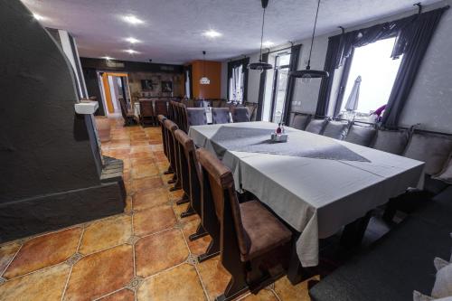 ein Esszimmer mit einem Tisch und einigen Stühlen in der Unterkunft Monastery 2 Aparthotel in Pamporowo