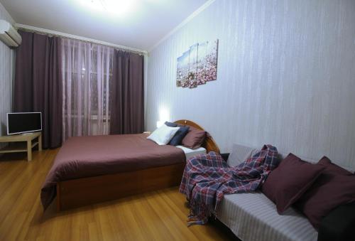 モスクワにあるPremium Apartment Expocentre Moscowのベッドルーム(ベッド1台、ソファ付)