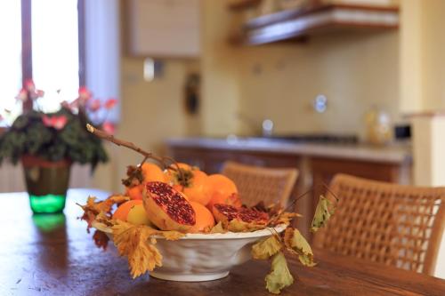 a bowl of fruit sitting on a table at Agriturismo Fattoria Santo Stefano in Greve in Chianti