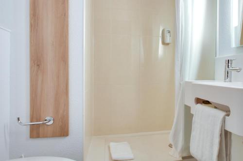 Ванная комната в B&B HOTEL Reims Bezannes