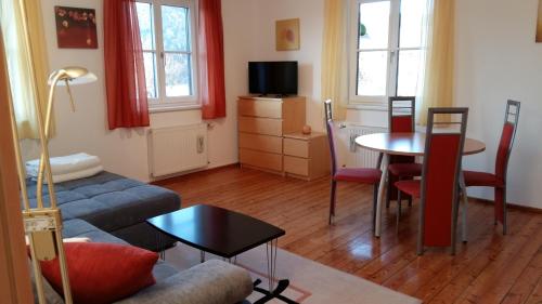 ein Wohnzimmer mit einem Sofa und einem Tisch in der Unterkunft Ferienwohnung Leeb in Sirnitz