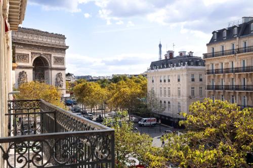 Pemandangan umum bagi Paris atau pemandangan bandar yang diambil dari hotel