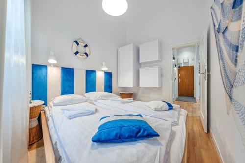 a bedroom with two beds with blue and white at Dwie Sosny z sauną, Sun & Snow in Ustronie Morskie