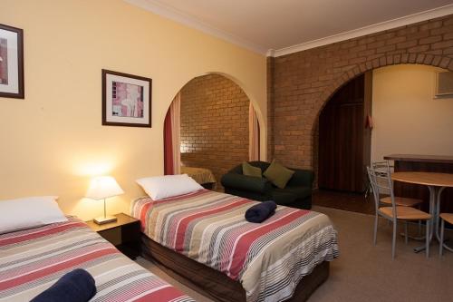 En eller flere senge i et værelse på Albury Classic Motor Inn