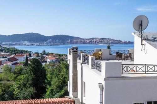 vistas al agua desde el balcón de un edificio en Apartments Miki en Bar