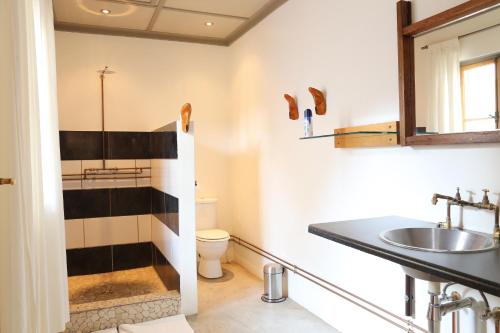 uma casa de banho com um lavatório e um WC em Evening Shade em Omaruru