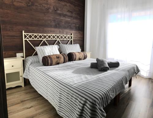 ein Schlafzimmer mit einem großen Bett mit Kissen darauf in der Unterkunft MY ALVA PARK - 50m from the beach in Lloret de Mar