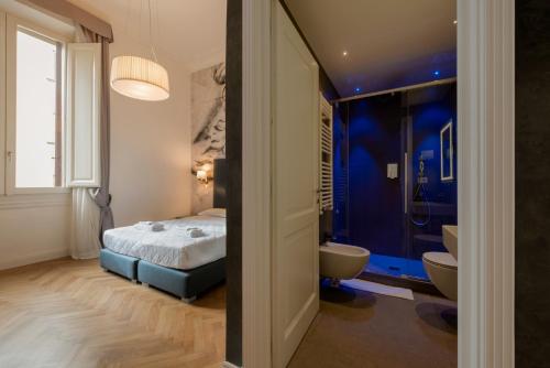 - une chambre avec un lit et une salle de bains pourvue d'un lavabo dans l'établissement Daphne Guest House, à Florence