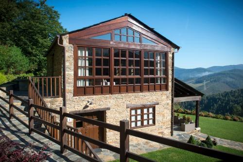 a house with windows and a wooden fence at Aldea Rural y Gastro Restaurante Casona de Labrada in Labrada