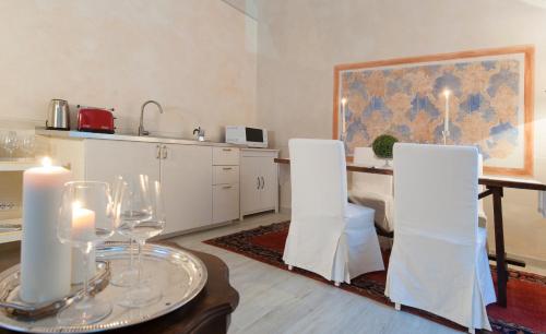 フィレンツェにあるSan Lorenzo Apartmentsのリビングルーム(テーブル、椅子付)、キッチン