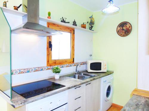 a kitchen with a sink and a microwave at Pepita Penthouse with Terrace & WiFi, close to the Teresitas Beach in San Andrés