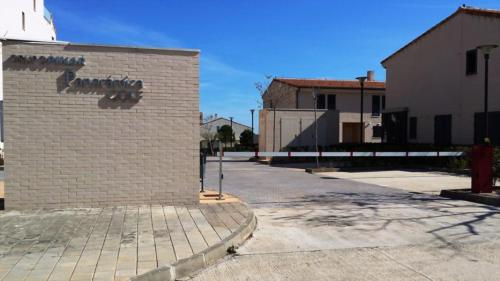pusta ulica z ceglaną ścianą i budynkiem w obiekcie Espectacular Chalet Adosado de lujo "Bienvenido al Paraíso" w mieście Sant Jordi