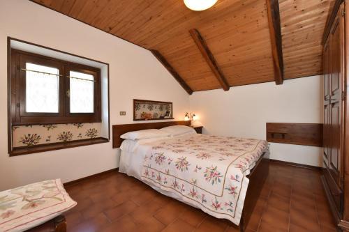 um quarto com uma cama e um tecto de madeira em Maison Rosalp em Breuil-Cervinia
