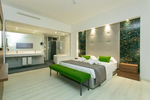 Un pat sau paturi într-o cameră la Hotel Terme Venezia
