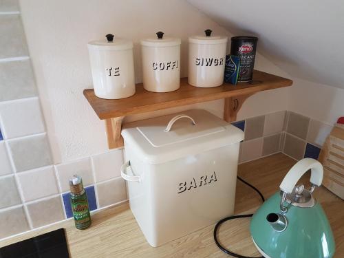 Příslušenství pro přípravu čaje a kávy v ubytování Seren Loft - Cynghordy, Llandovery