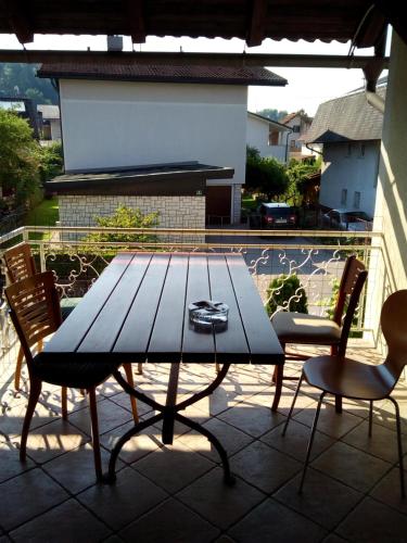 Una mesa y sillas de madera en un patio. en Vila Bbq, en Liubliana