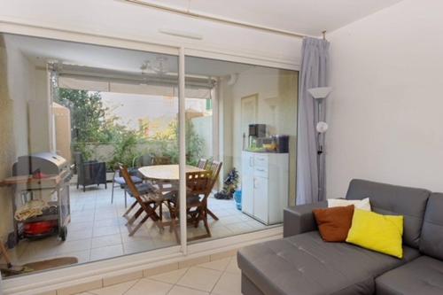 un salon avec un canapé et une table dans l'établissement Résidence les Eucalyptus, à LʼÎle-Rousse