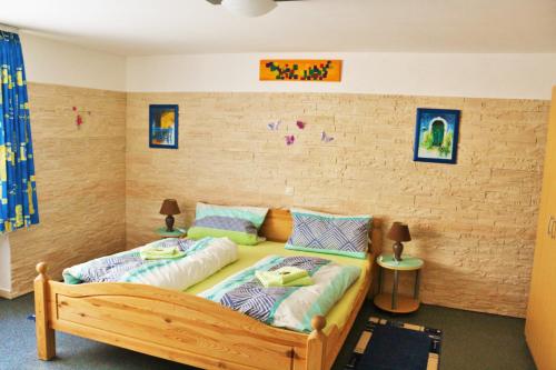1 Schlafzimmer mit 2 Betten und Ziegelwand in der Unterkunft Pension Fernblick in Bad Karlshafen