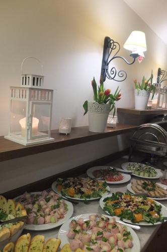 KolnoOśrodek wypoczynkowy Kozioł的自助餐,餐桌上摆满了食物