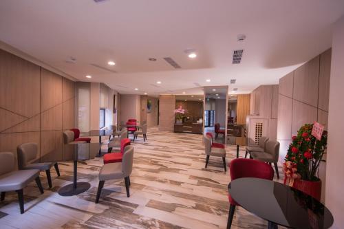 a waiting room at a hospital with chairs and tables at J Moon Villa Motel in Taipei